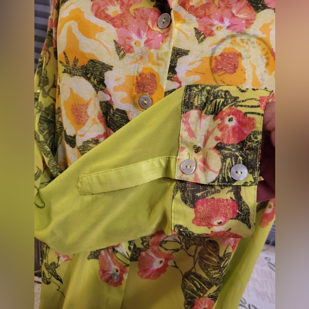 Multiples sheer floral top. - Picture 4 of 4